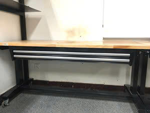Bàn kiểu Workbench chuyên dụng cơ khí thực hành máy CNC Router, laser, cơ khí, in 3D có ngăn kéo đựng bộ dụng cụ lắp ráp, kèm tấm Pegboard và có bánh xe